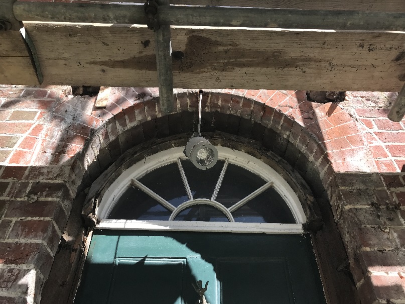 Georgian gauged round brick arch in poor condition